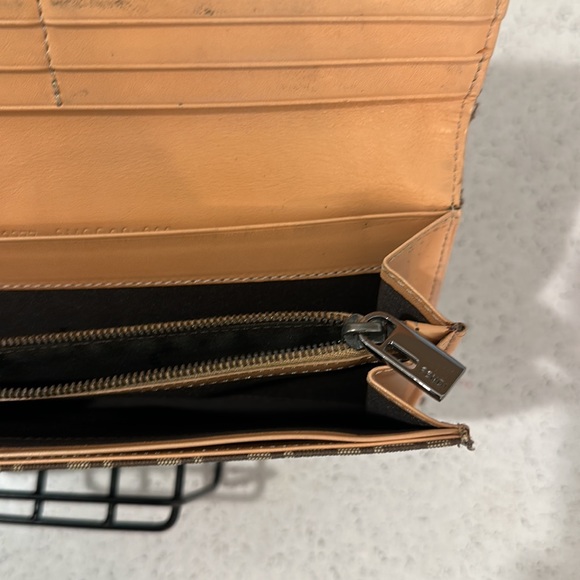 ⭐️ Fendi Vintage Zucchino Flap Wallet 100% Authentic - Picture 4 of 10